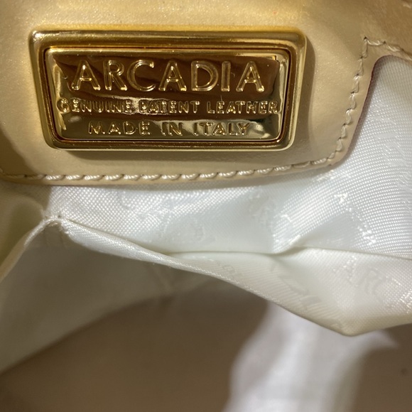 GUC. Arcadia buttercup, patent leather Bugatti bag. Made in Italy. - Picture 9 of 15